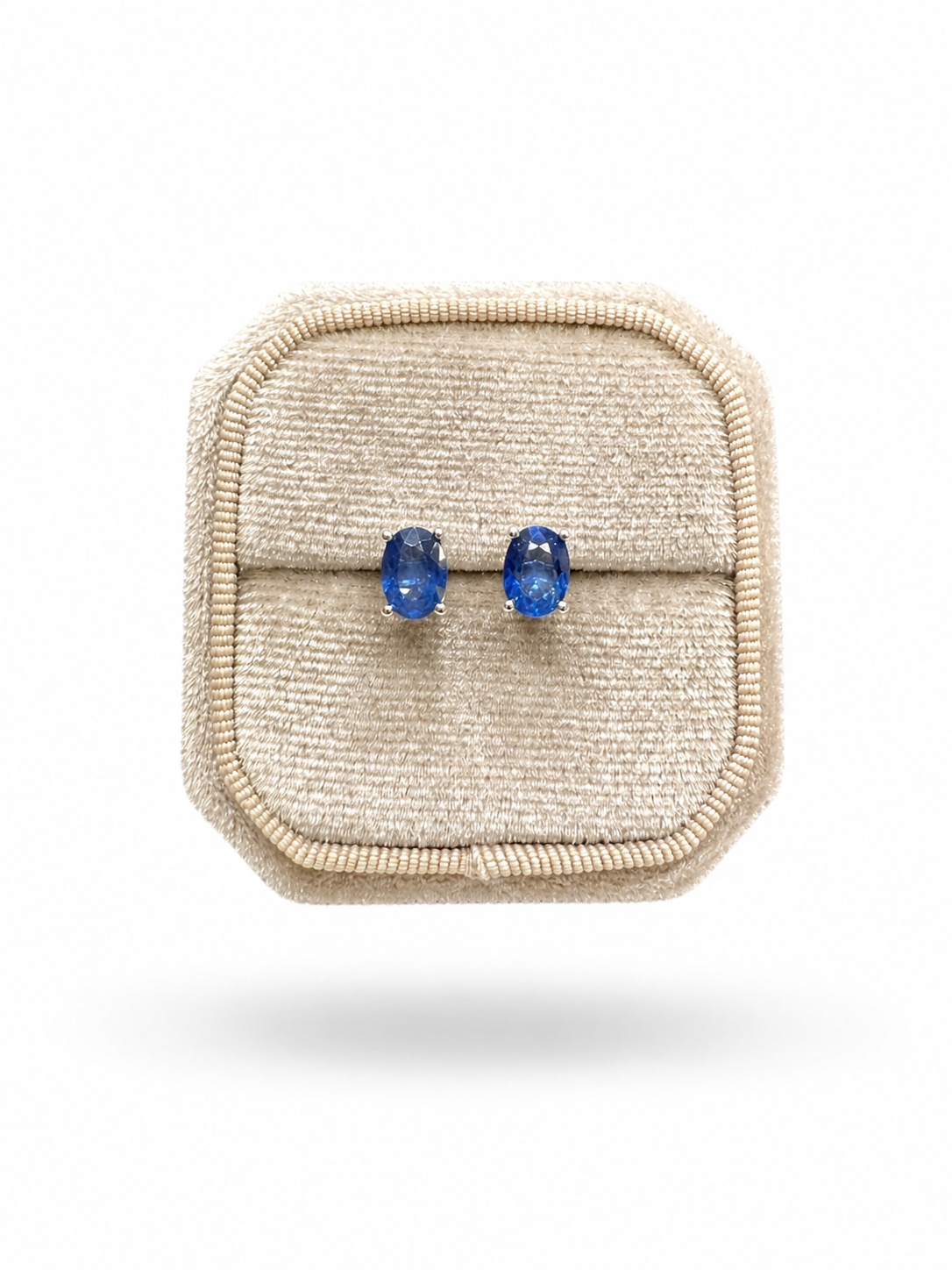 Natural Blue Saphirre stud earrings in 925 silver